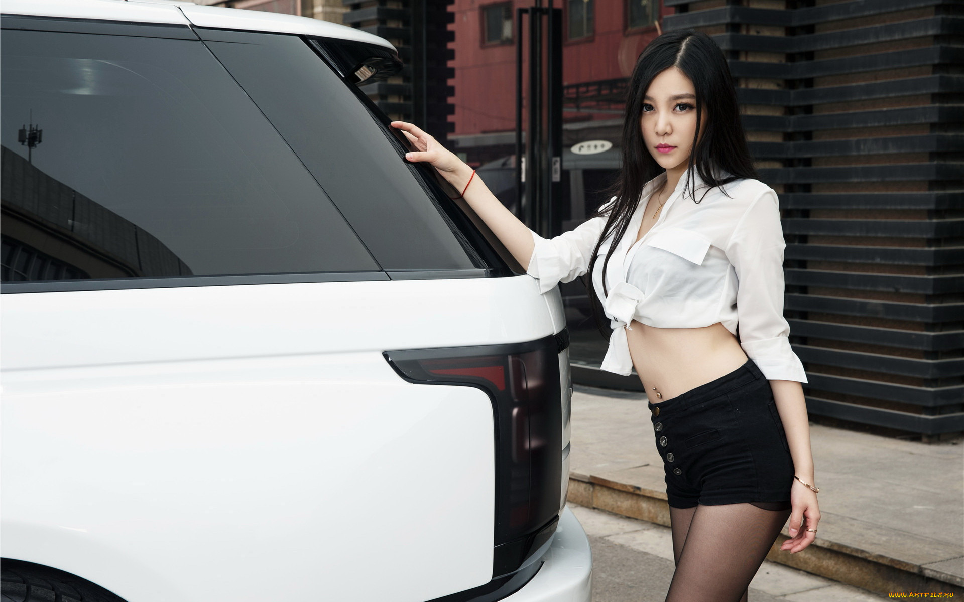 Азиатская актриса и авто